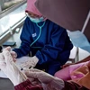 Nhân viên y tế chuẩn bị tiêm vaccine phòng COVID-19 cho người dân tại Nam Tangerang, tỉnh Banten, Indonesia, ngày 6/1/2022. (Ảnh: THX/TTXVN) 
