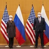 Thứ trưởng Ngoại giao Mỹ Wendy Sherman (trái) và Thứ trưởng Ngoại giao Nga Sergei Ryabkov (phải) tại cuộc gặp ở Geneva, Thụy Sĩ ngày 10/1/2022. (Ảnh: AFP/TTXVN) 