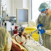Nhân viên y tế điều trị cho bệnh nhân COVID-19 tại bệnh viện ở Munich, Đức. (Ảnh: AFP/TTXVN) 