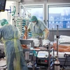 Nhân viên y tế điều trị cho bệnh nhân COVID-19 tại bệnh viện ở Bochum, Đức. (Ảnh: AFP/TTXVN) 