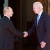 Tổng thống Nga Vladimir Putin (trái) trong cuộc gặp người đồng cấp Mỹ Joe Biden trước hội đàm tại Geneva (Thụy Sĩ), ngày 16/6/2021. (Ảnh: AFP/TTXVN) 