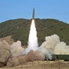Tên lửa được phóng thử nghiệm trong cuộc diễn tập của trung đoàn tên lửa đường sắt Triều Tiên tại tỉnh Bắc Pyongan. (Ảnh: AFP/TTXVN) 