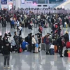 Hành khách chờ lên tàu tại ga tàu Bắc Thâm Quyến ở Thâm Quyến, tỉnh Quảng Đông, miền Nam Trung Quốc, ngày 17/1/2022. (Nguồn: Xinhua) 