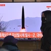 Hình ảnh phát trên truyền hình ở nhà ga Seoul, Hàn Quốc về vụ phóng thử tên lửa của Triều Tiên, ngày 17/1/2022. (Ảnh: AFP/TTXVN) 