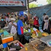 Người dân mua thực phẩm tại khu chợ ở Colombo, Sri Lanka, ngày 12/5/2021. (Ảnh: AFP/TTXVN) 