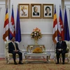 Thủ tướng Hoàng gia Campuchia Samdech Techo Hun Sen tiếp Bộ trưởng Ngoại giao Bùi Thanh Sơn tại cung Hòa Bình. (Ảnh: TTXVN) 