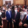 Ông Nguyễn Văn Nên, Ủy viên Bộ Chính trị, Bí thư Thành ủy Thành phố Hồ Chí Minh (giữa) trao đổi với thành viên Lãnh sự đoàn. (Ảnh: Xuân Khu/TTXVN) 