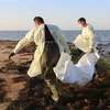 Nhân viên cơ quan bảo vệ dân sự Tunisia chuyển thi thể người di cư thiệt mạng trong một vụ chìm thuyền. (Ảnh: AFP/TTXVN) 