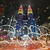 Khung cảnh rực rỡ chào đón Năm mới 2022 tại Tòa tháp đôi ở Kuala Lumpur, Malaysia. (Ảnh: THX/TTXVN) 