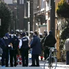 Cảnh sát Nhật Bản điều tra bên ngoài căn nhà ở thành phố Fujimino, thuộc tỉnh Saitama, nơi xảy ra vụ đối tượng tấn công 3 nhân viên y tế, ngày 28/1/2022. (Ảnh: AFP/TTXVN) 