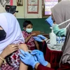 Nhân viên y tế tiêm vaccine phòng COVID-19 cho người dân tại Tây Java, Indonesia. (Ảnh: THX/TTXVN) 