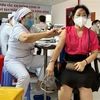 Bệnh viện Đa khoa Trung tâm An Giang tiêm vaccine mũi 3 cho người từ 18 tuổi trở lên. (Ảnh: Thanh Sang/TTXVN) 