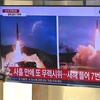 Người dân theo dõi qua truyền hình ở nhà ga Seoul (Hàn Quốc) về vụ phóng thử vật thể được cho là tên lửa đạn đạo của Triều Tiên, ngày 30/1/2022. (Ảnh: AFP/TTXVN) 