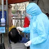 Người dân test nhanh COVID-19 tại bệnh viện đa khoa thành phố Hà Tĩnh. (Ảnh: Công Tường/TTXVN) 