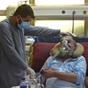 Điều trị cho bệnh nhân nhiễm COVID-19 tại một bệnh viện ở Kabul, Afghanistan. (Ảnh: AFP/TTXVN) 