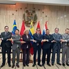 Ngoại trưởng Plasencia (đứng giữa) chụp ảnh lưu niệm cùng Đại sứ các nước ASEAN và đại diện các bộ ngành Venezuela. (Ảnh: TTXVN phát) 