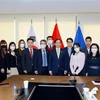 Bộ trưởng Ngoại giao Bùi Thanh Sơn (đứng giữa) chụp ảnh kỷ niệm cùng Đại diện Hội người Việt Nam tại Hàn Quốc. (Ảnh: Phạm Anh Nguyên/TTXVN) 