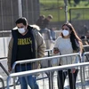 Người dân đeo khẩu trang phòng dịch COVID-19 tại Rome, Italy ngày 24/1/2022. (Ảnh: THX/TTXVN) 