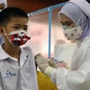 Nhân viên y tế tiêm vaccine phòng COVID-19 cho trẻ em tại Bangkok, Thái Lan. (Ảnh: AFP/TTXVN) 