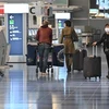 Hành khách làm thủ tục tại sân bay Haneda ở thủ đô Tokyo, Nhật Bản. (Ảnh: AFP/TTXVN) 