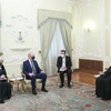 Tổng thống Iran Ebrahim Raisi (phải) trong cuộc gặp Bộ trưởng Ngoại giao và Quốc phòng Ireland Simon Coveney (thứ 2, trái) ở Tehran ngày 14/2/2022. (Ảnh: IRNA/TTXVN) 