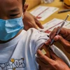 Tiêm vaccine ngừa COVID-19 cho trẻ em tại Quezon City, Philippines, ngày 7/2/2022. (Ảnh: THX/TTXVN) 