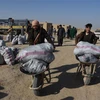 Người dân nhận hàng cứu trợ tại tỉnh Balkh, Afghanistan. (Ảnh: THX/TTXVN) 
