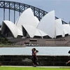 Người dân tập thể dục tại khu vực Cầu Cảng ở thành phố Sydney, Australia. (Ảnh: AFP/TTXVN) 