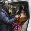 Nhân viên y tế tiêm vaccine phòng COVID-19 cho người dân tại New Delhi, Ấn Độ, ngày 25/1/2022. (Ảnh: AFP/TTXVN) 