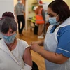 Tiêm vaccine phòng COVID-19 tại bệnh viện ở Belper, Derbyshire, Anh ngày 16/12/2021. (Ảnh: AFP/TTXVN) 