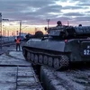 Xe tăng trở về Nga sau khi tham gia cuộc tập trận chung Nga-Belarus ở thao trường gần Brest, Belarus, ngày 15/2/2022. (Ảnh: AFP/TTXVN) 