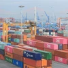 Hàng hóa xuất khẩu nhập khẩu và contener từ các nước được thông qua khi đảm bảo về công tác phòng, chống dịch COVID-19. (Ảnh: An Đăng/TTXVN) 