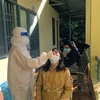 Lấy mẫu xét nghiệm virus SARS-CoV-2 tại một cơ sở y tế ở Đắk Nông. (Ảnh: TTXVN phát) 