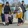 Người dân Ukraine vượt biên sang Hungary để tránh xung đột, ngày 25/2/2022. (Ảnh: AFP/TTXVN) 