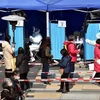 Người dân xếp hàng chờ xét nghiệm COVID-19 tại Hong Kong, Trung Quốc, ngày 24/2/2022. (Ảnh: THX/TTXVN) 