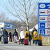 Người dân Ukraine vượt biên sang Hungary để tránh xung đột, ngày 25/2/2022. (Ảnh: AFP/TTXVN) 