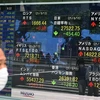 Bảng điện tử thông báo chỉ số Nikkei 225 tại thị trường chứng khoán Tokyo. (Ảnh minh họa: AFP/TTXVN) 