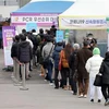 Người dân xếp hàng chờ xét nghiệm COVID-19 tại Seoul, Hàn Quốc, ngày 28/2/2022. (Ảnh: Yonhap/TTXVN) 