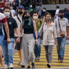 Người dân đeo khẩu trang phòng dịch COVID-19 tại Kuala Lumpur, Malaysia ngày 24/2/2022. (Ảnh: THX/TTXVN) 