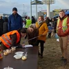 Người tị nạn từ Ukraine tại khu vực biên giới Przemysl, Ba Lan, ngày 26/2/2022. (Ảnh: THX/TTXVN) 