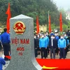 Nghi thức chào cờ tại cột mộc biên giới Cửa khẩu Quốc tế Nậm Cắn (Xã Nậm Cắn, huyện Kỳ Sơn, Nghệ An). (Ảnh: Tá Chuyên/TTXVN) 