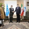 Tổng Giám đốc IAEA Rafael Grossi (giữa-trái) và Chủ tịch Tổ chức Năng lượng nguyên tử Iran Mohammed Eslami (giữa- phải) tại cuộc gặp ở Tehran, Iran, ngày 5/3/2022. (Ảnh: IRNA/TTXVN) 