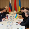 Các thành viên phái đoàn Nga (trái) và Ukraine, trong đó có cố vấn của Tổng thống Nga Vladimir Medinsky (thứ 2, trái) và cố vấn của Tổng thống Ukraine Mykhailo Podolyak (thứ 2, phải) tại vòng đàm phán ở vùng Gomel, Belarus, ngày 28/2/2022. (Ảnh: AFP/TTXVN
