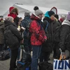 Người tị nạn Ukraine chờ để vào Ba Lan tại cửa khẩu biên giới Medyka, ngày 6/3/2022. (Ảnh: AFP/TTXVN) 