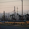 Bơm dầu thô tại giếng dầu South Belridge ở hạt Kern, bang California (Mỹ) ngày 26/2/2022. (Ảnh: AFP/TTXVN) 