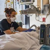 Nhân viên y tế điều trị cho bệnh nhân COVID-19 tại bệnh viện ở Worcester, Massachusetts, Mỹ. (Ảnh: AFP/TTXVN) 