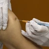 Tiêm vaccine phòng COVID-19 của hãng Pfizer-BioNTech cho nhân viên y tế tại Tokyo, Nhật Bản. (Ảnh: AFP/TTXVN) 