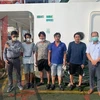 Đại diện Đại sứ quán Việt Nam tại Thái Lan (ngoài cùng, bên phải) thăm lãnh sự, hỗ trợ nhu yếu phẩm cho 4 thuyền viên tàu Huy Hoàng. (Ảnh: TTXVN phát) 