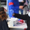 Nhân viên y tế lấy mẫu xét nghiệm COVID-19 tại một điểm xét nghiệm ở New York, Mỹ. (Ảnh: AFP/TTXVN) 