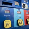 Bảng giá xăng dầu tại một trạm bán xăng ở Arlington, bang Virginia, Mỹ ngày 8/3/2022. (Ảnh: THX/TTXVN) 